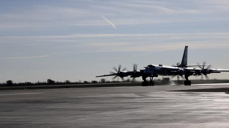 Máy bay chiến đấu Nga - Trung lần đầu tiên hạ cánh xuống sân bay của nhau